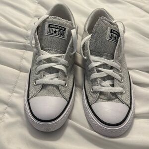New and never worn Women’s size 9 grey converse
